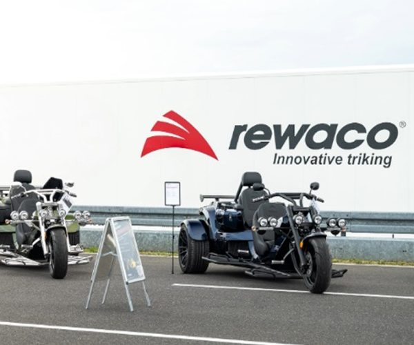 Zwei rewaco Trikes vor einem rewaco Truck